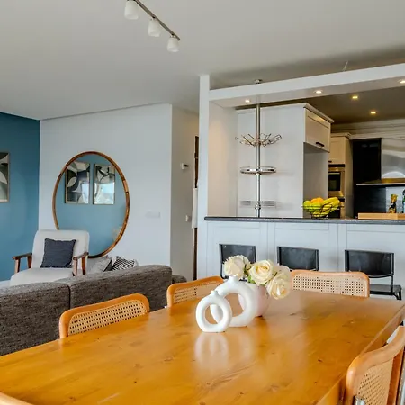 Bosphorus View With 3 Bedrooms And 2 Bathrooms イスタンブール