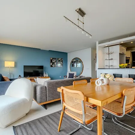 Bosphorus View With 3 Bedrooms And 2 Bathrooms * イスタンブール